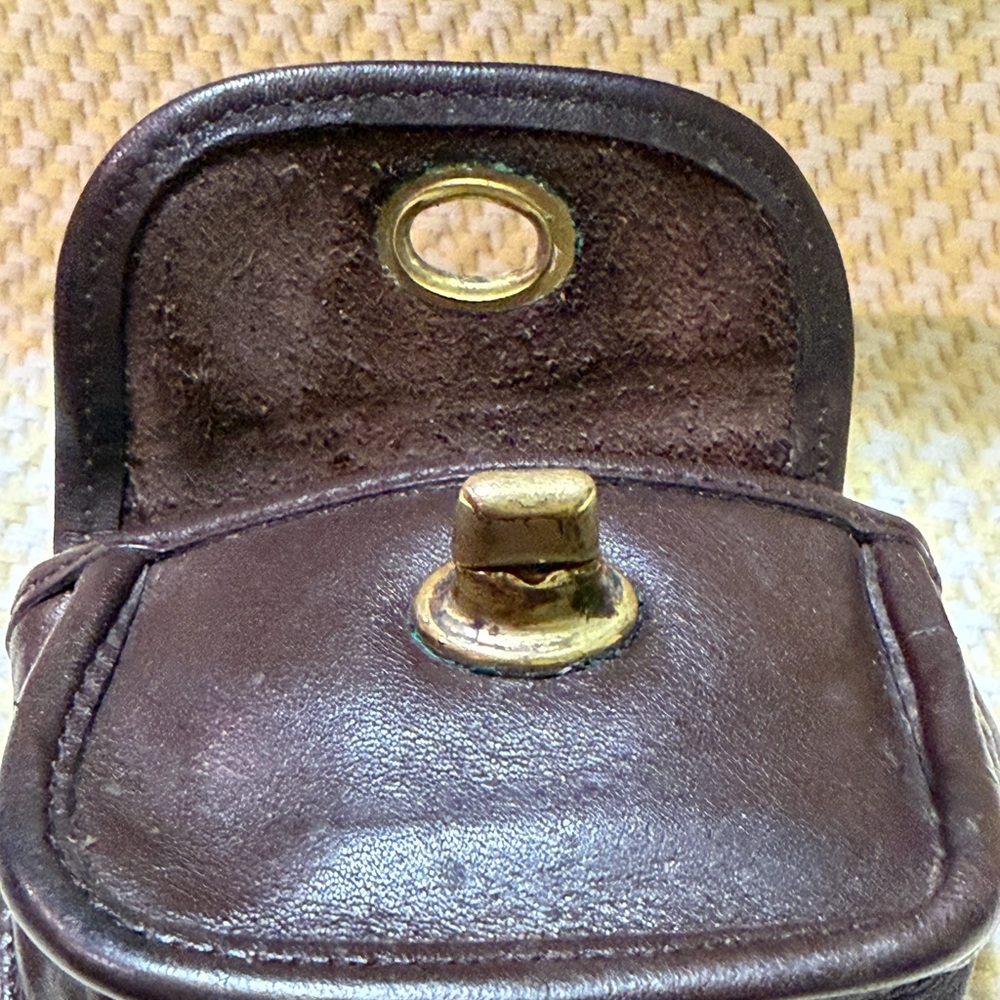 Vintage Coach City
Key Fob / Coin Pouch/Air-pod Case - Picture 4 of 12